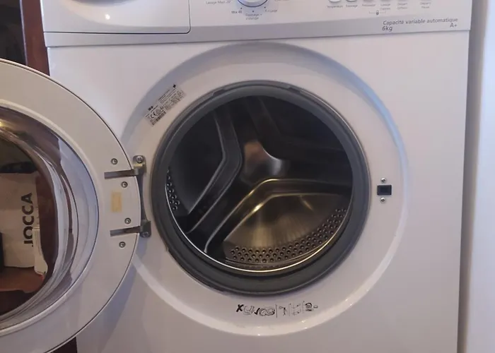 Private Room In Shared Apartment * גרנובל